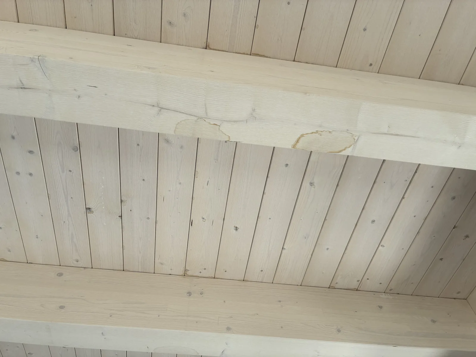 Soffitto in legno spazzolato, interni Via Mazza